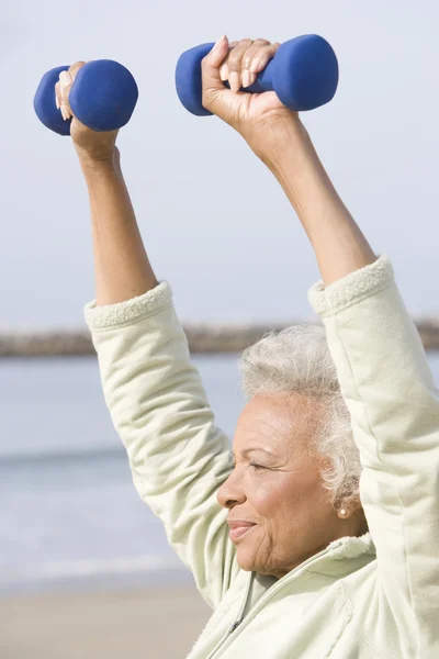 Femme âgée faisant de l'exercice avec haltères — Photo