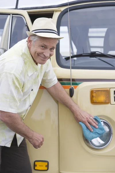 Homem sênior polir faróis em seu campervan — Fotografia de Stock