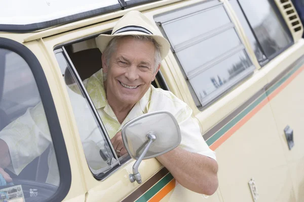 Homem sênior no assento do motorista de Campervan olhando através da janela — Fotografia de Stock