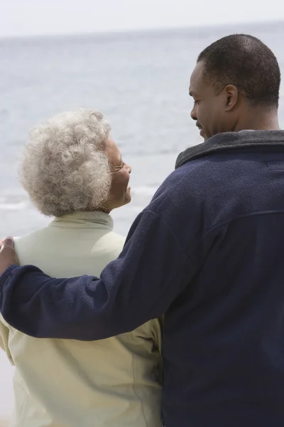 Moeder en zoon kijken elkaar op strand — Stockfoto