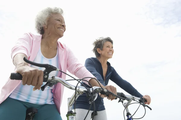 Senior amigas montando bicicletas — Foto de Stock