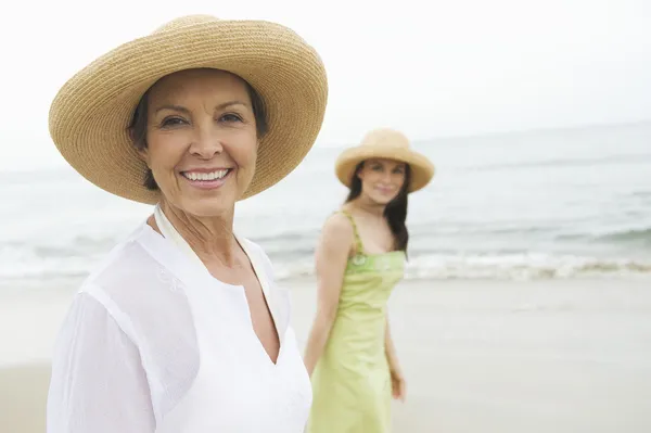 Donna e figlia a piedi in spiaggia — Foto Stock