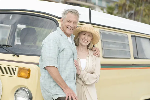 Couple Standing Together Against Campervan — Stock Photo, Image