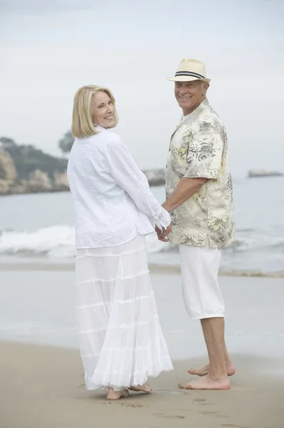 Casal Sênior em pé na praia — Fotografia de Stock