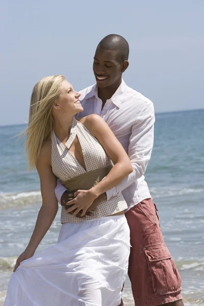 Casal abraçando na praia — Fotografia de Stock