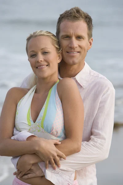 Casal feliz abraçando na praia — Fotografia de Stock