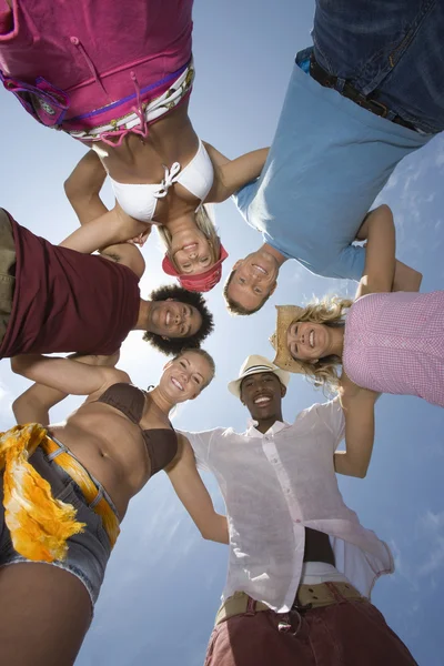 Multiethnische Freunde bilden Gedränge — Stockfoto