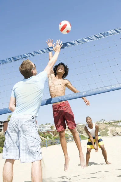 Mannen spelen volleybal op strand — Stockfoto