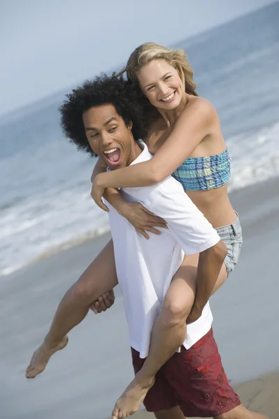 Speelse paar op strand — Stockfoto