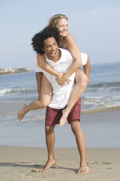 Casal feliz desfrutando na praia — Fotografia de Stock