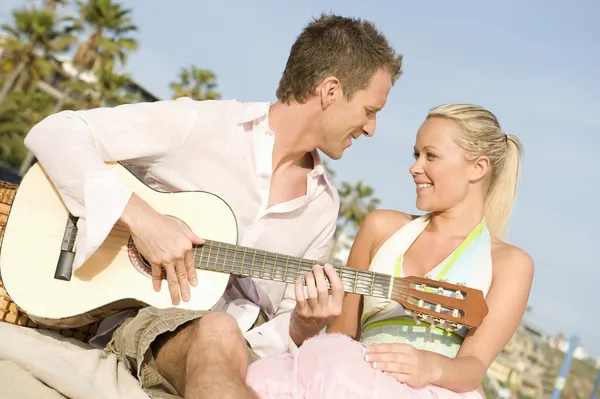 Casal com guitarra — Fotografia de Stock