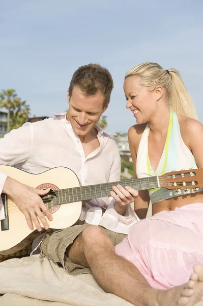 Счастливая молодая пара с гитарой — стоковое фото