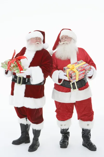 Homens em roupas de Papai Noel segurando caixas de presente — Fotografia de Stock