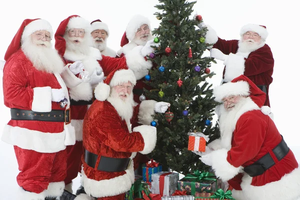 Santa Claus con árbol de Navidad y regalos — Foto de Stock