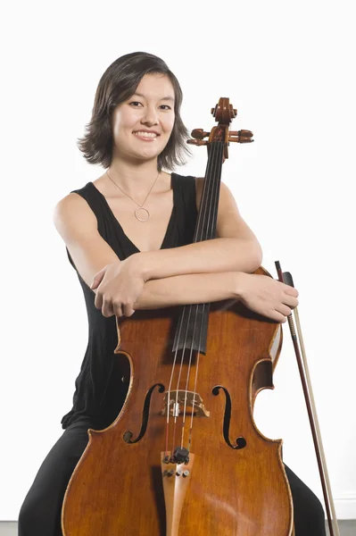 Violoncelista Feminino Senta-se Com Braços Dobrados Em Violoncelo — Fotografia de Stock