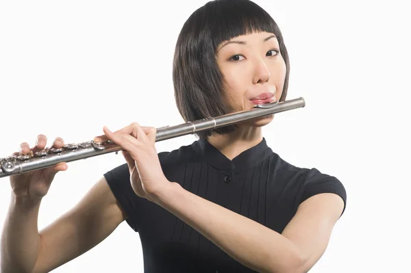 Jovem mulher coreana tocando flauta — Fotografia de Stock