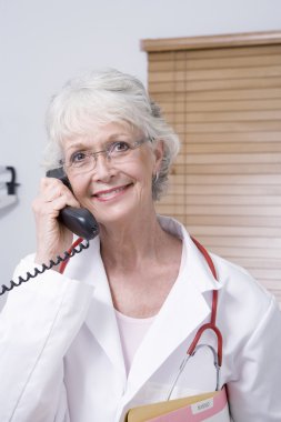 mutlu kadın doktor sabit telefon kullanma