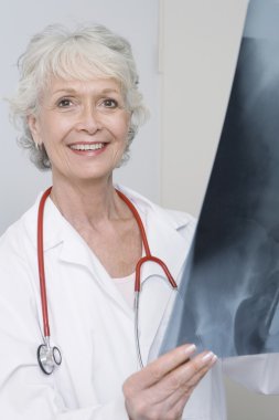 üst düzey kadın Doktor Röntgen rapor tutan