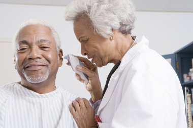 Elektronik enstrüman kullanarak kontrol hastanın kulak doktor