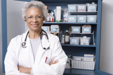 kendinden emin bir kadın doktor klinikte katlanmış ellerle