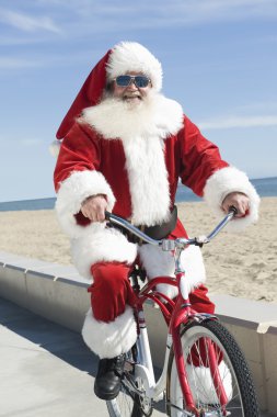 Noel Baba tarafından plaj Bisiklet