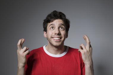 yukarı doğru seyir umutlu genç erkek