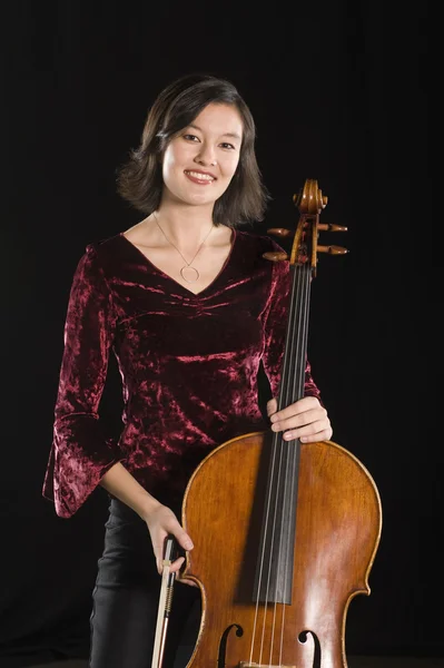 Retrato de violonchelista femenina de pie con violonchelo — Foto de Stock