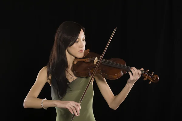 美しいアジアの女性演奏ヴァイオリン — ストック写真