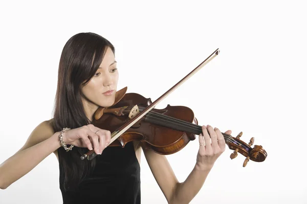 Ung kvinna spelar fiol — Stockfoto