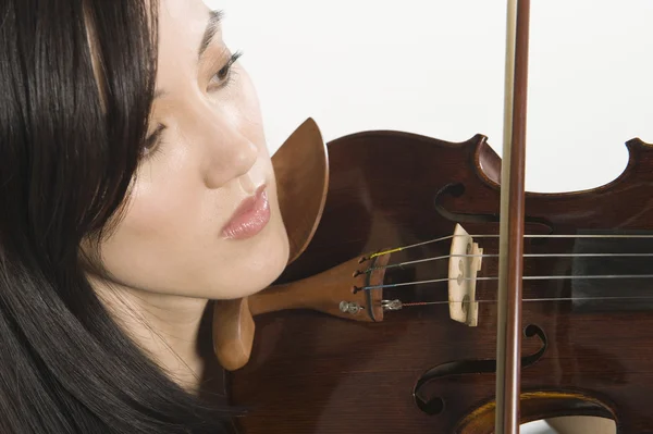 Primo piano della donna che suona il violino — Foto Stock