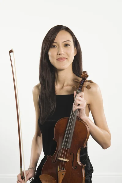 Vacker kvinna med fiddlestick och violin — Stockfoto