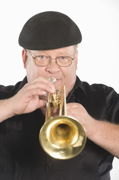 Retrato del hombre tocando la trompeta — Foto de Stock