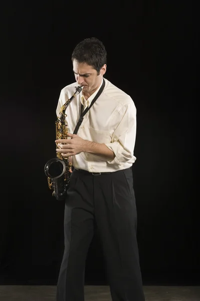 Man blåser saxofon — Stockfoto