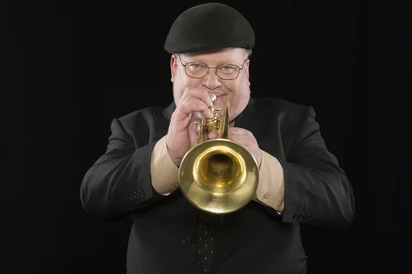 Hombre tocando la trompeta — Foto de Stock