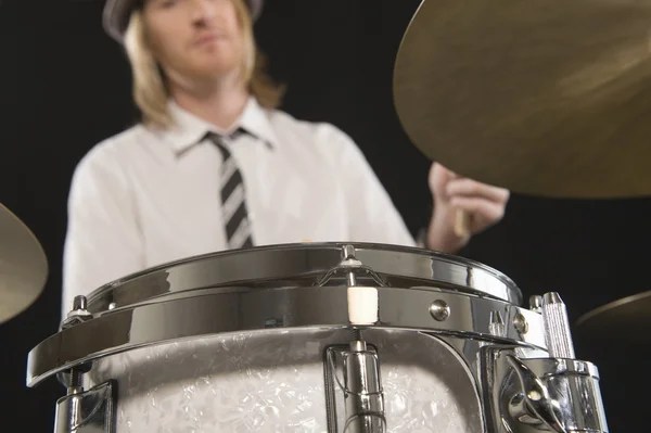 Man bespelen van drums — Stockfoto
