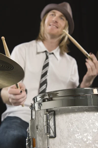 Gelukkig drummer bespelen van drums — Stockfoto