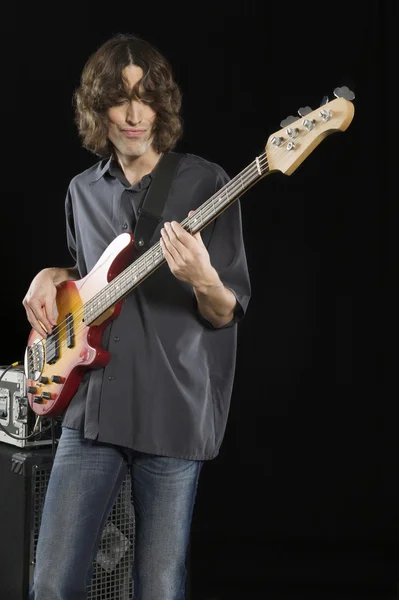 Homme jouant de la guitare électronique — Photo