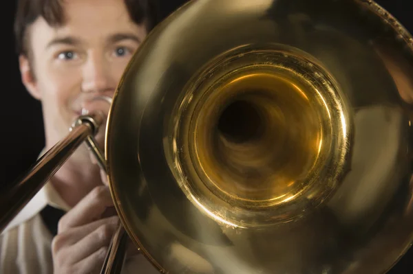 Uomo che gioca Trombone — Foto Stock