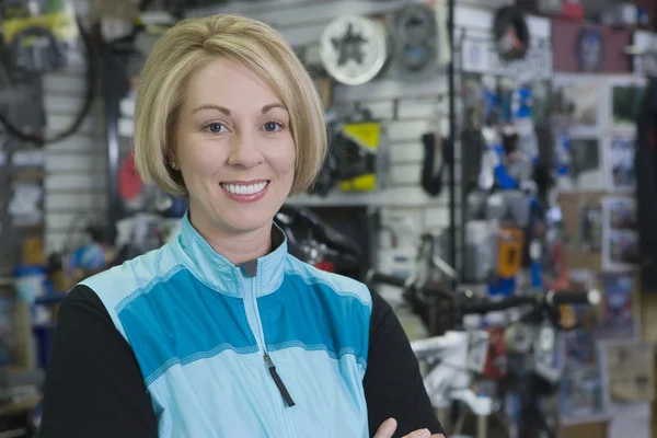 Female Cyclist In Shop — Stock Photo, Image