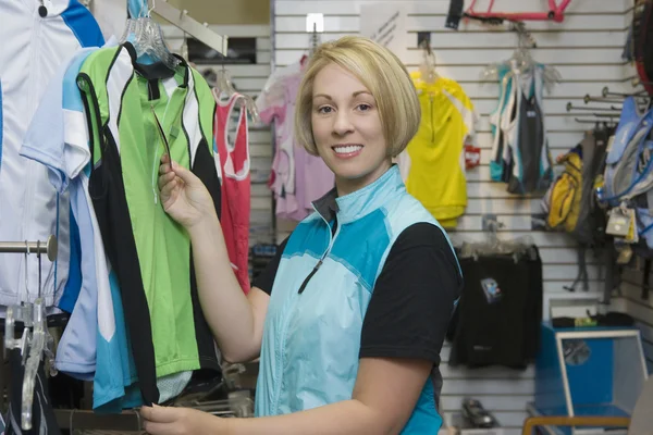 Mulher comprando roupas esportivas na loja — Fotografia de Stock