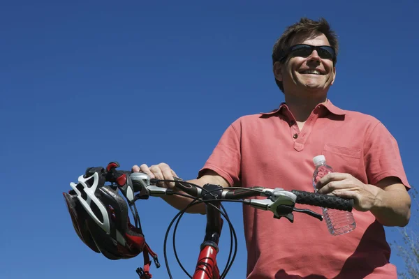 Erkek bisikletçi holding su şişesi — Stok fotoğraf