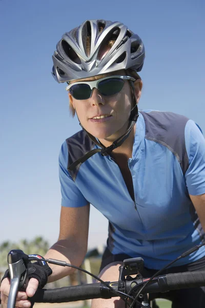 Mujer joven montando bicicleta — Foto de Stock