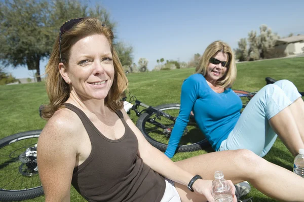 Donna seduta con amico nel parco — Foto Stock