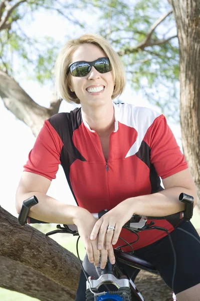 Mujer feliz con bicicleta — Foto de Stock