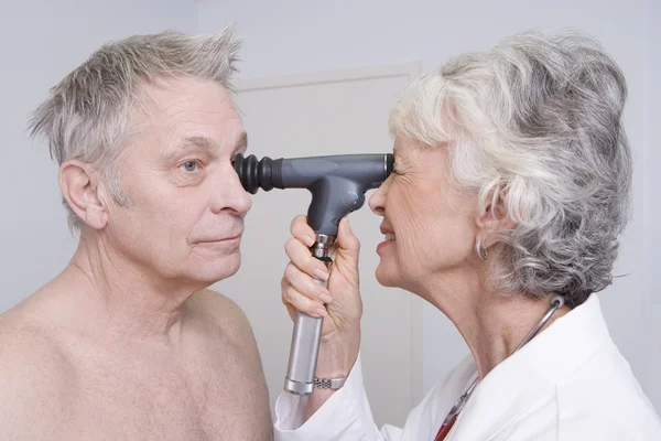 Médico Testando Pacientes Visão — Fotografia de Stock