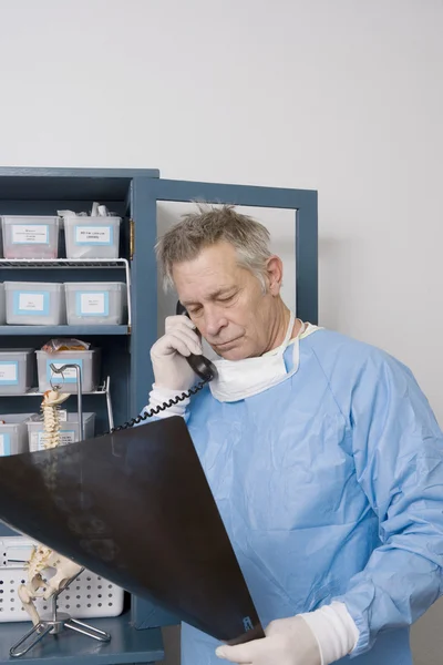 Médico senior masculino con rayos X — Foto de Stock