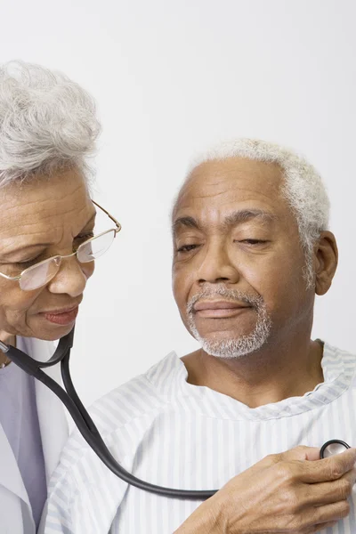 Medico senior che controlla il battito cardiaco del paziente — Foto Stock