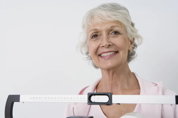 Senior vrouwelijke patiënt met gewicht schaal — Stockfoto