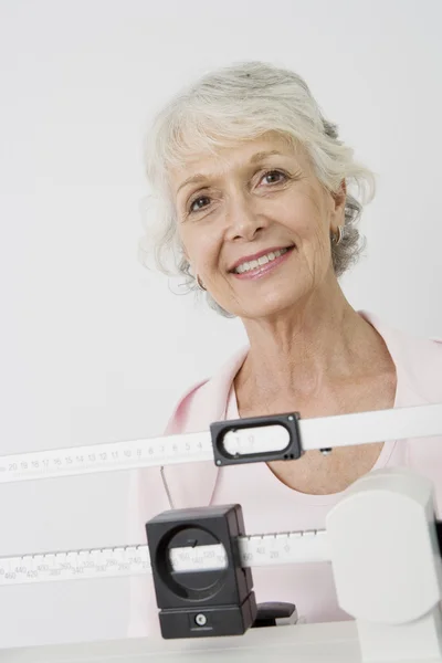 Äldre kvinnlig patient med vikt skala — Stockfoto