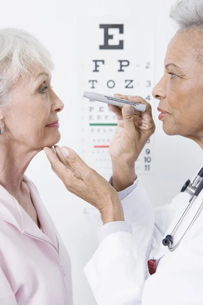 Le docteur vérifie l'oeil du patient — Photo